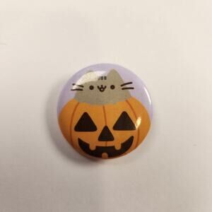 Pusheen Happy Pumpkin Small Button Pin – Cute Kawaii Cat Aesthetic Lapel Pin